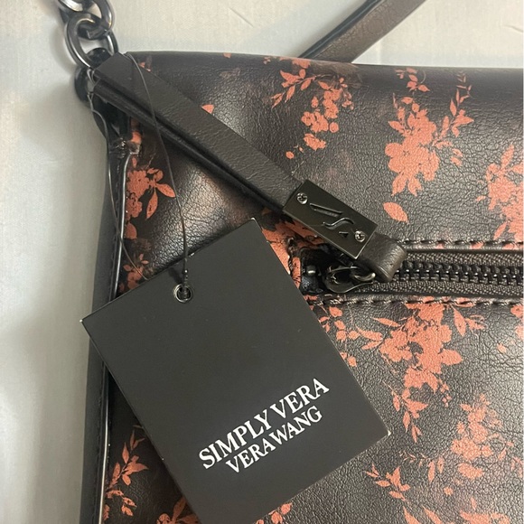 Simply Vera Vera Wang Remsen
Crossbody Bag by Simply Vera Vera Wang. - Picture 7 of 13